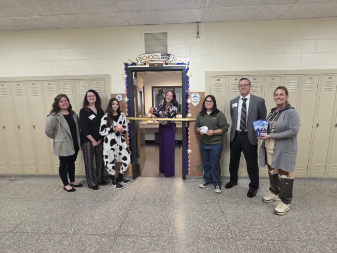 Silver Creek school celebrates opening of credit union